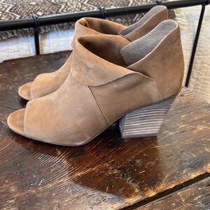 Heeled leather bootie